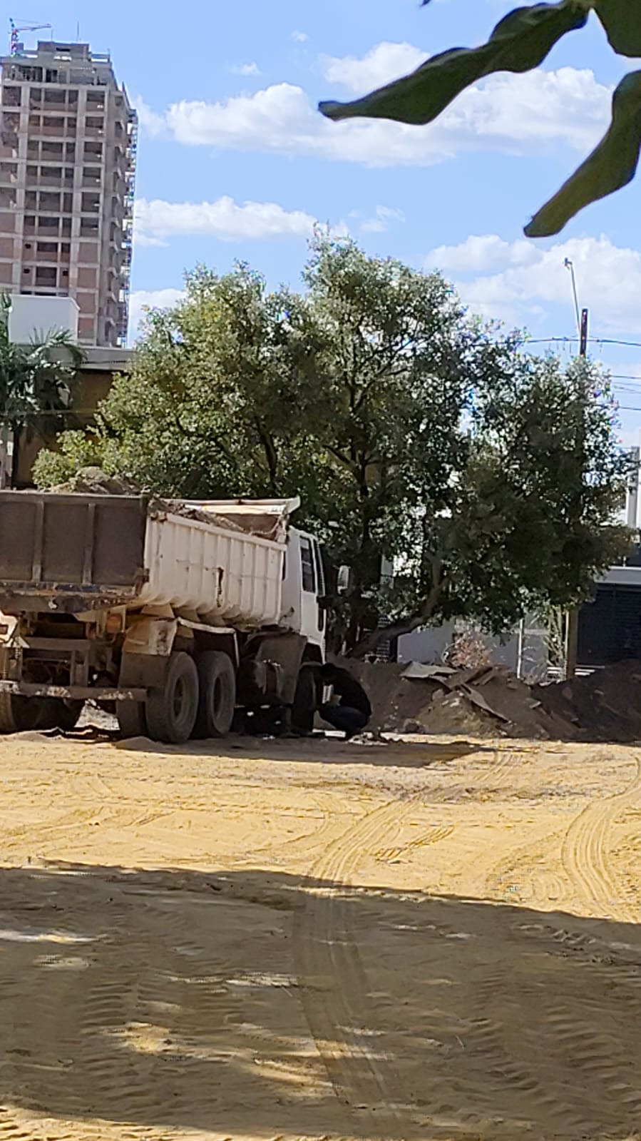 Máquina pesada operando no terreno